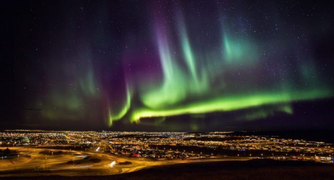 northern lights hofudborgarsvaedid-nott-nordurljos