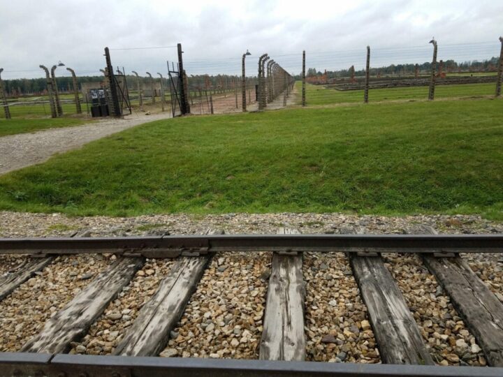 auschwitz II–birkenau, auschwitz II–birkenau, auschwitz concentration camp no escape, train track in